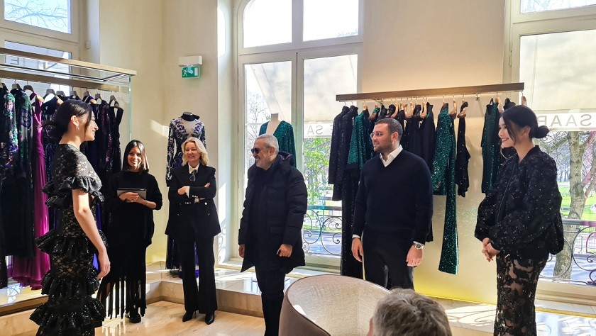 Hoa hậu Lương Thùy Linh và á hậu Phương Anh cho biết rất tự tin khi trò chuyện cùng nhà thiết kế Elie Saab (tóc bạc) bằng cả tiếng Anh lẫn tiếng Pháp.