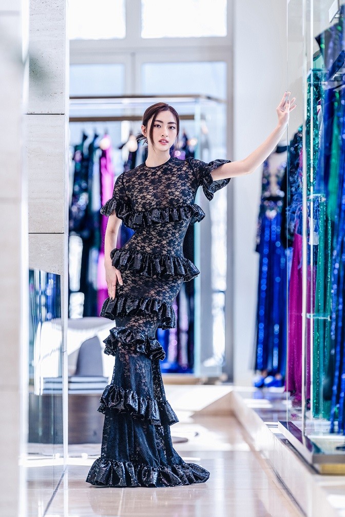Lương Thùy Linh và Phương Anh 'thử dáng' với đầm Elie Saab tại Pháp