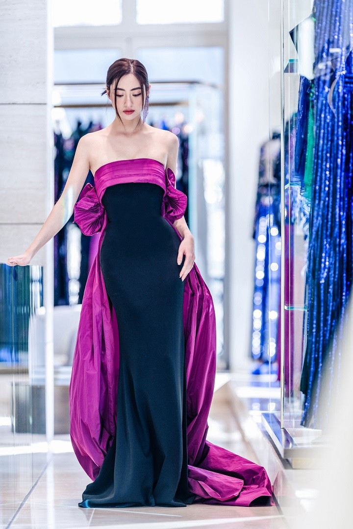 Lương Thùy Linh và Phương Anh 'thử dáng' với đầm Elie Saab tại Pháp