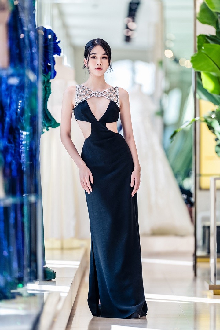 Lương Thùy Linh và Phương Anh 'thử dáng' với đầm Elie Saab tại Pháp