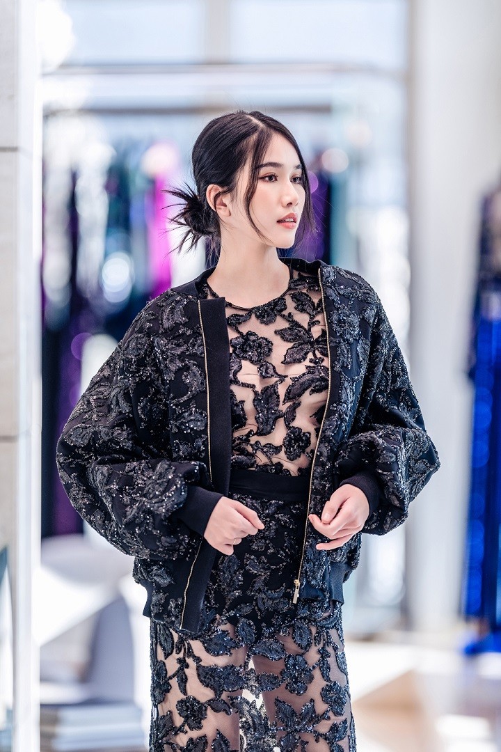 Lương Thùy Linh và Phương Anh 'thử dáng' với đầm Elie Saab tại Pháp