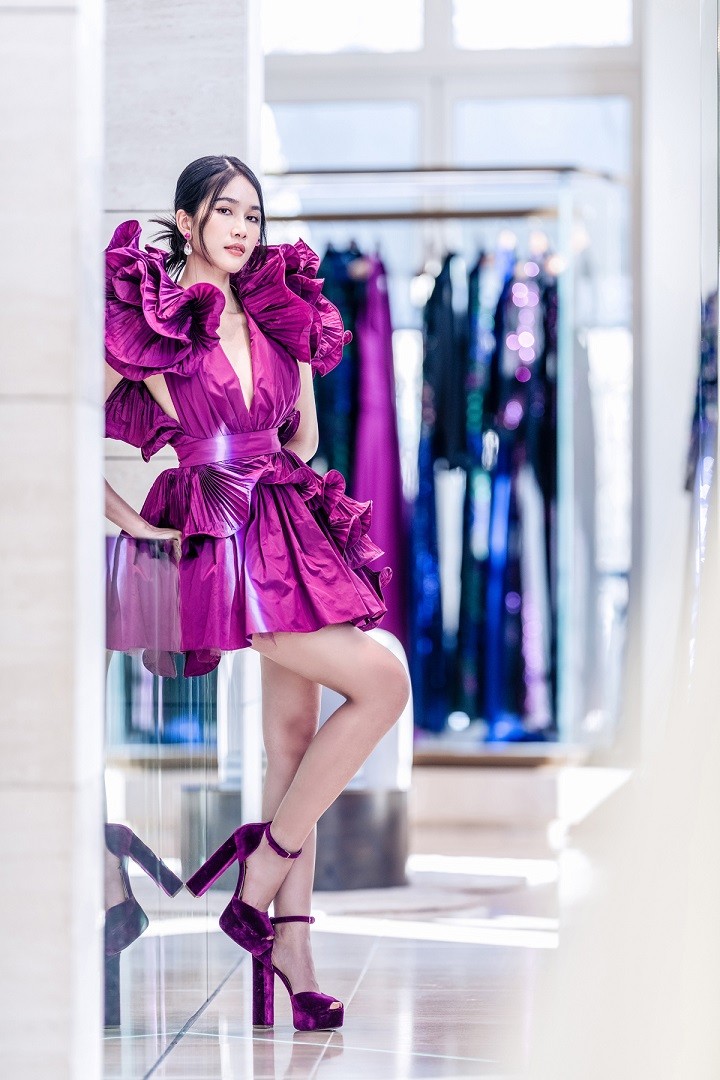 Lương Thùy Linh và Phương Anh 'thử dáng' với đầm Elie Saab tại Pháp