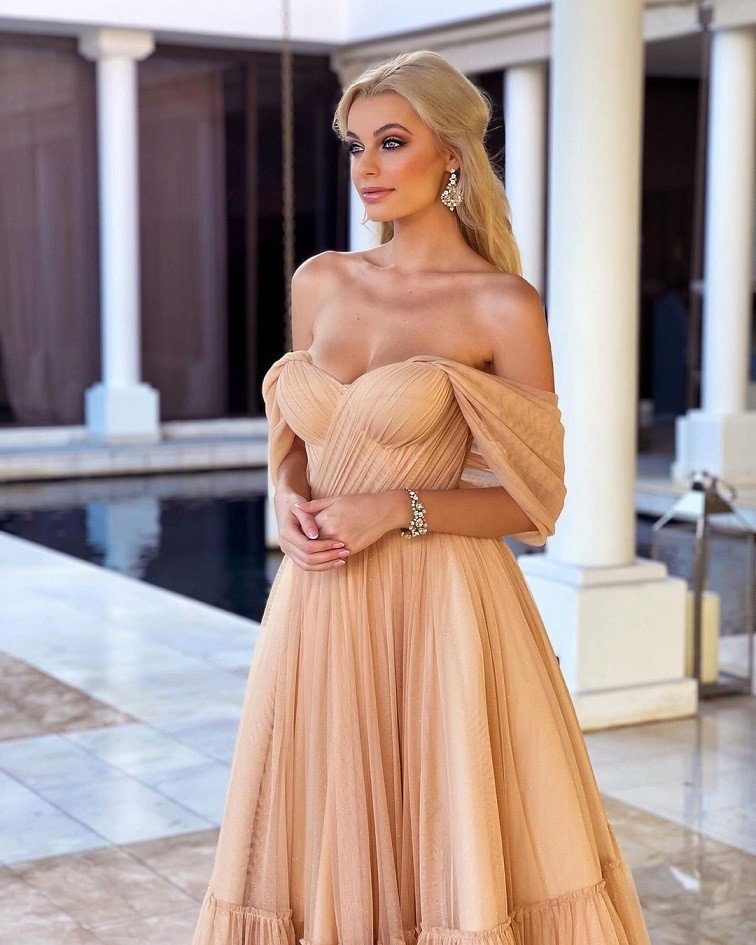 Vẻ đẹp ngọt ngào của tân Hoa hậu Thế giới 2021