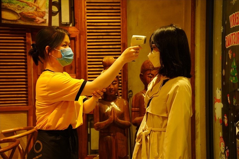 Các cửa hàng tại Hà Nội mở cửa đón khách vẫn tuân thủ các quy tắc phòng chống dịch Covid-19. (Nguồn: Báo Lao động) Các cửa hàng tại Hà Nội mở cửa đón khách vẫn tuân thủ các quy tắc phòng chống dịch Covid-19. (Nguồn: Báo Lao động)