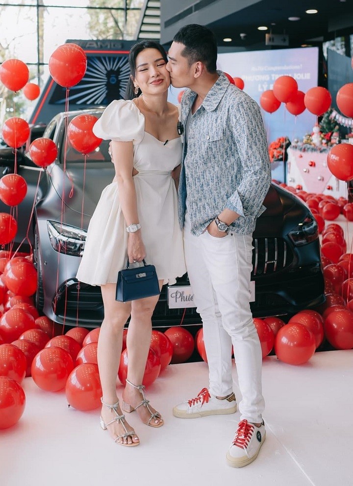 Thời trang sánh đôi đẹp mắt của Phương Trinh Jolie và bạn trai