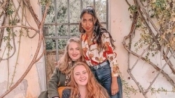 Cô gái lỡ chuyến du lịch do hộ chiếu ẩm mốc sau 2 năm vì Covid-19