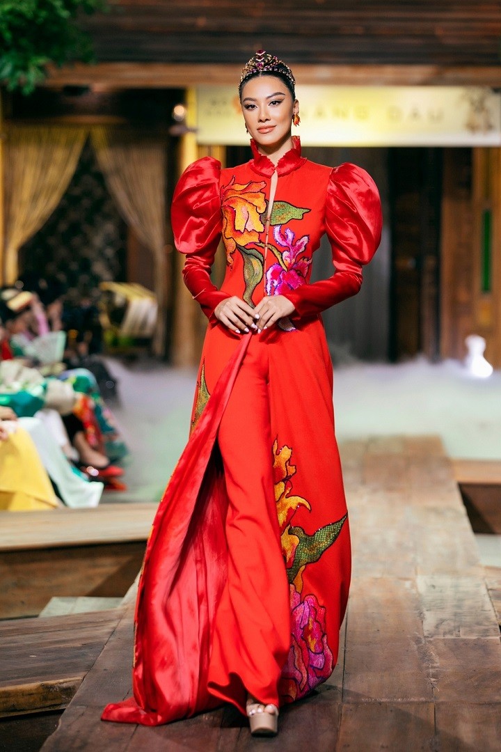 Lương Thùy Linh cùng dàn mỹ nhân Việt trình diễn show áo dài