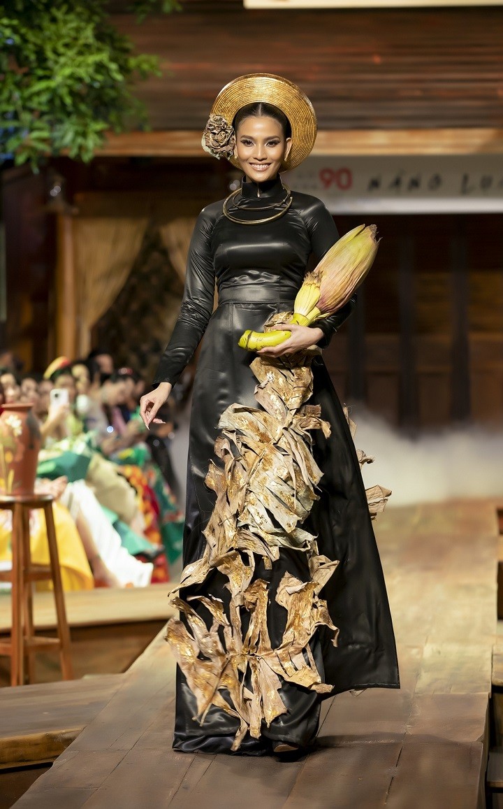 Lương Thùy Linh cùng dàn mỹ nhân Việt trình diễn show áo dài