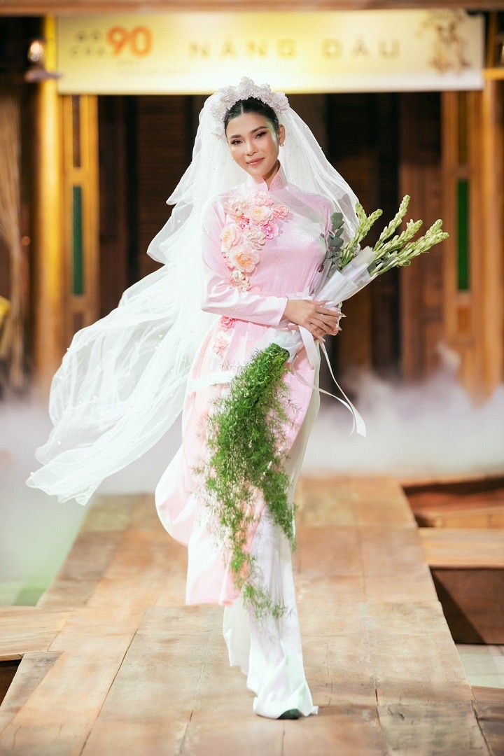 Lương Thùy Linh cùng dàn mỹ nhân Việt trình diễn show áo dài