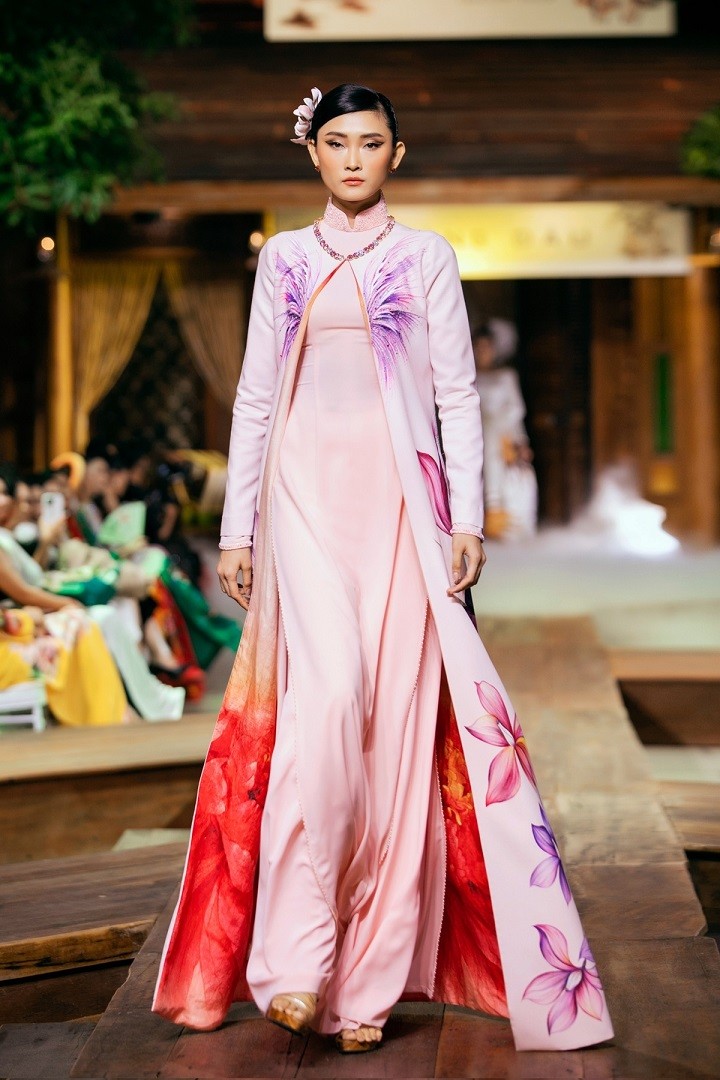 Lương Thùy Linh cùng dàn mỹ nhân Việt trình diễn show áo dài