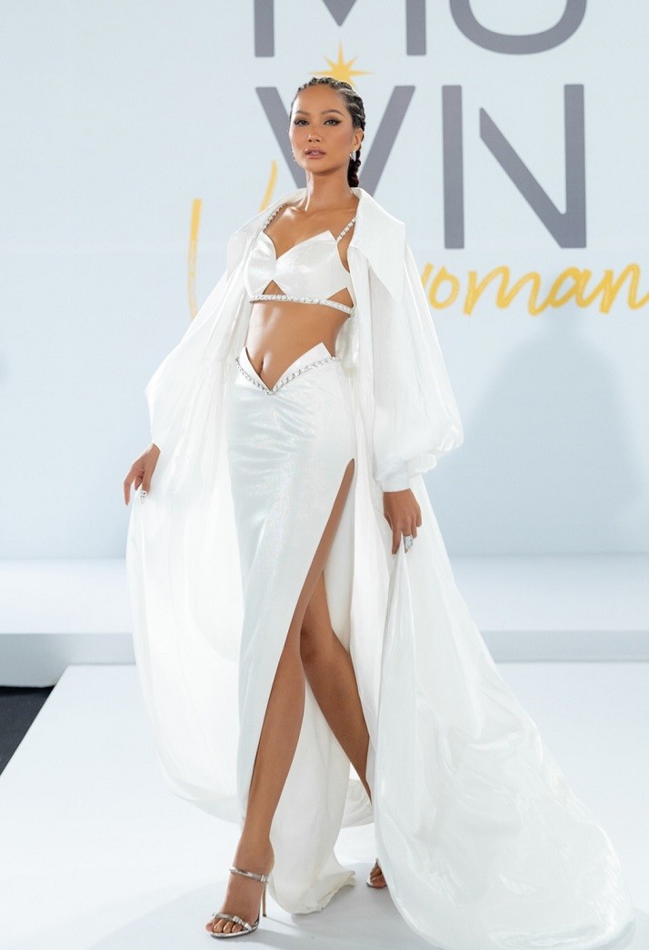 Hoa hậu Hoàn vũ Việt Nam 2017 phối trang phục với áo choàng, sandals quai ngang và hoa tai ánh kim. Cô nói sẽ nỗ lực, làm việc công tâm để tìm ra người xứng đáng đội vương miện. Hoa hậu Hoàn vũ Việt Nam 2017 phối trang phục với áo choàng, sandals quai ngang và hoa tai ánh kim. Cô nói sẽ nỗ lực, làm việc công tâm để tìm ra người xứng đáng đội vương miện.