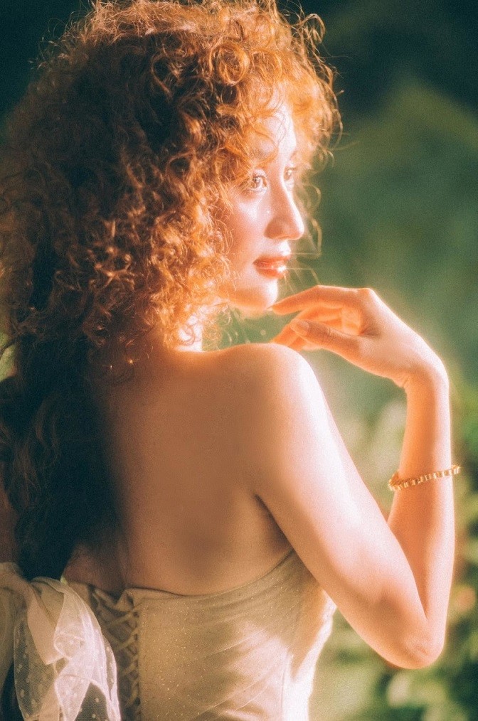 Khánh Thi hóa nàng thơ mộng mơ trong vườn hồng Phan Hiển trồng tặng