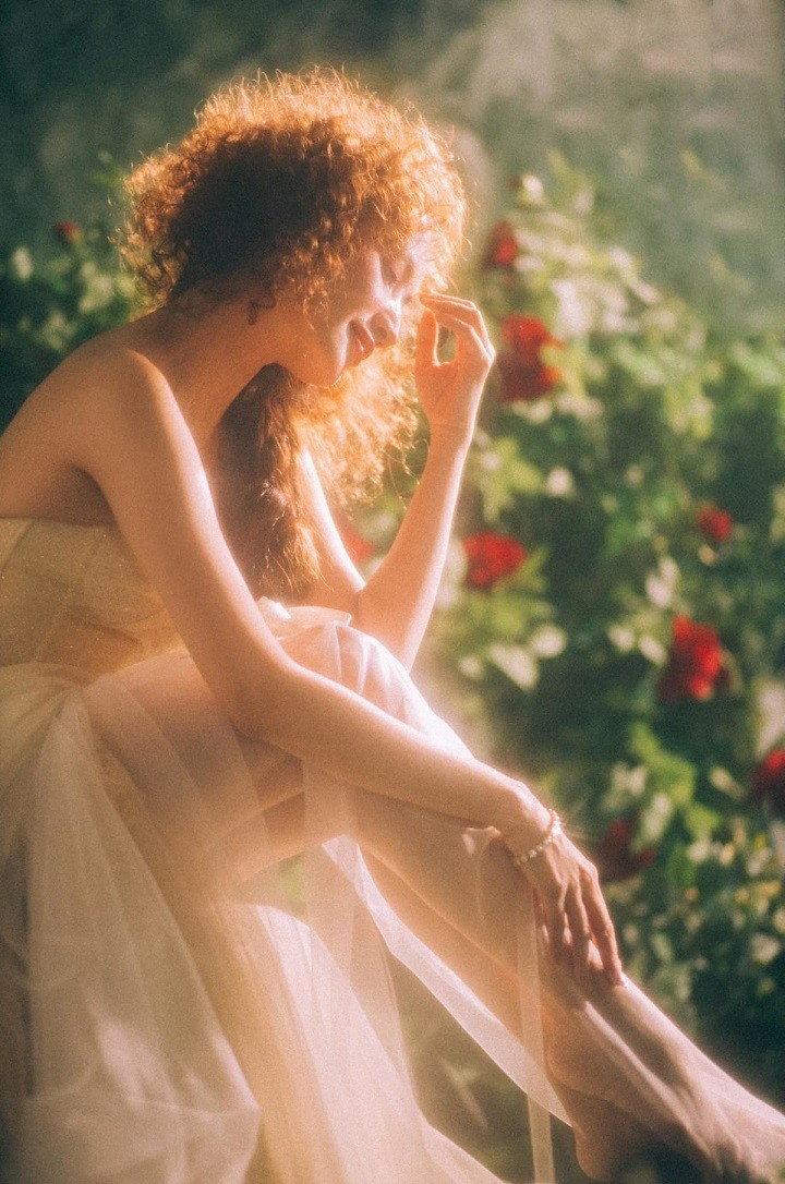 Khánh Thi hóa nàng thơ mộng mơ trong vườn hồng Phan Hiển trồng tặng