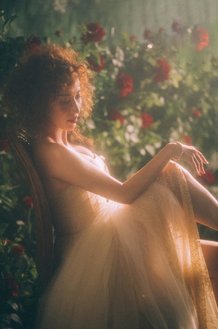 Khánh Thi hóa nàng thơ mộng mơ trong vườn hồng Phan Hiển trồng tặng