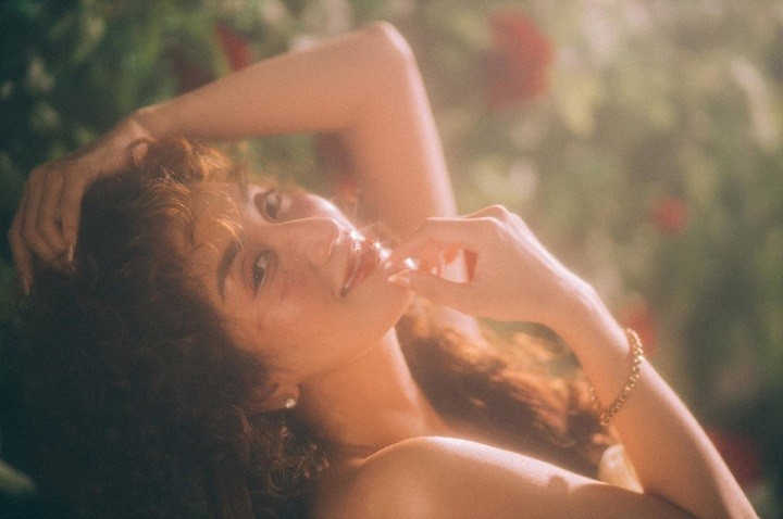 Khánh Thi hóa nàng thơ mộng mơ trong vườn hồng Phan Hiển trồng tặng