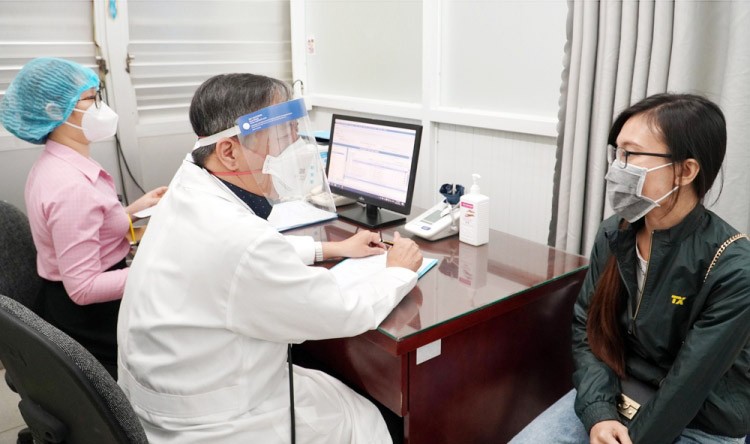 Đội ngũ y tế Bệnh viện Thanh Nhàn thăm khám và tư vấn cho bệnh nhân hậu Covid-19. (Nguồn: Báo Hà Nội mới) Đội ngũ y tế Bệnh viện Thanh Nhàn thăm khám và tư vấn cho bệnh nhân hậu Covid-19. (Nguồn: Báo Hà Nội mới)