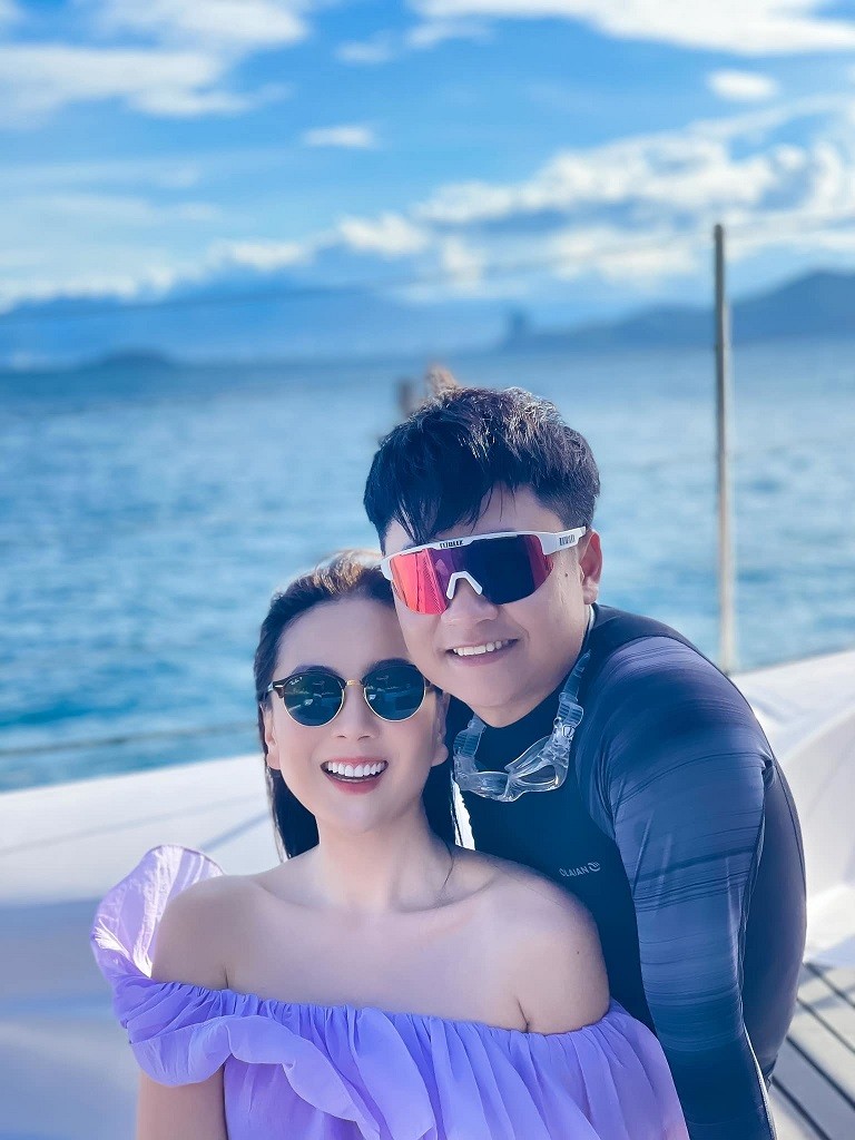 MC của Việt Nam hôm nay Mai Ngọc đăng tải những hình ảnh ngọt ngào trên biển, trong vòng tay ông xã doanh nhân khiến nhiều người ngưỡng mộ.