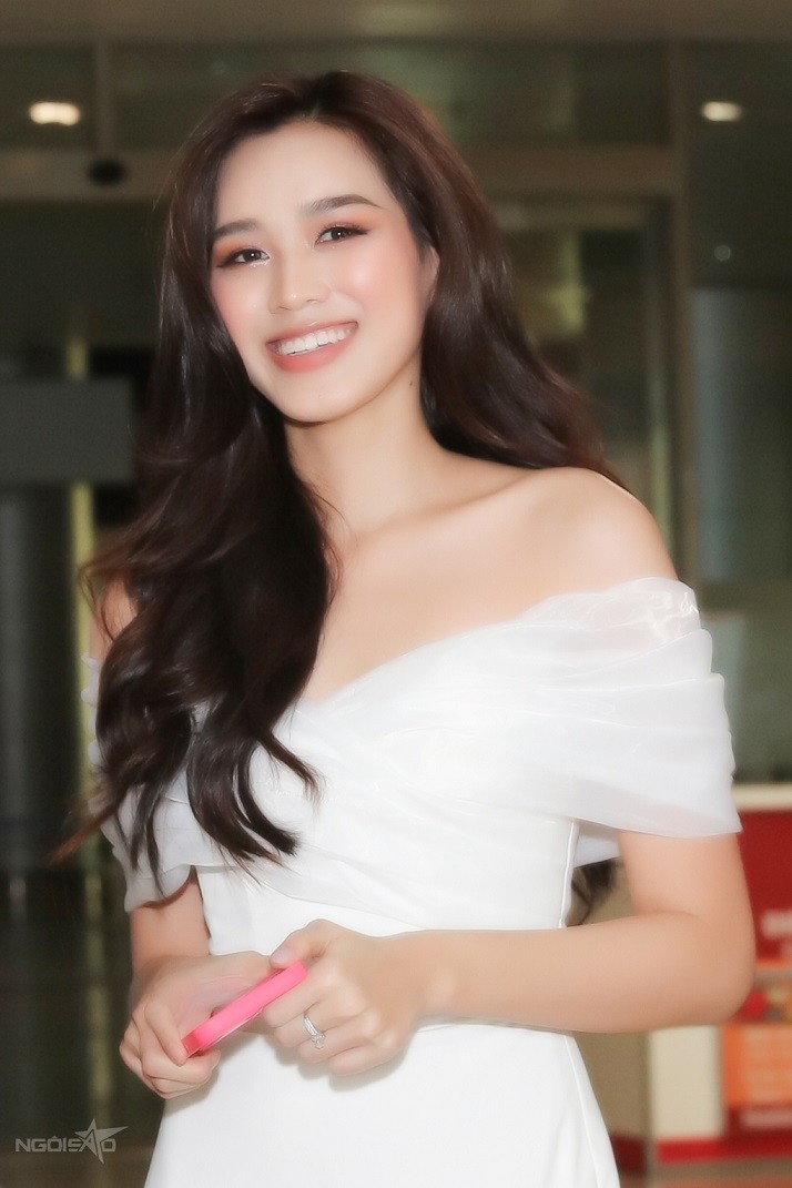 Đỗ Thị Hà bay từ Mỹ và quá cảnh ở Nhật Bản. Cô tranh thủ tự make-up, làm tóc ở sân bay để ngoại hình chỉn chu.