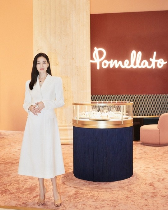 Son Ye Jin trẻ hơn tuổi nhờ phong cách thời trang hiện đại