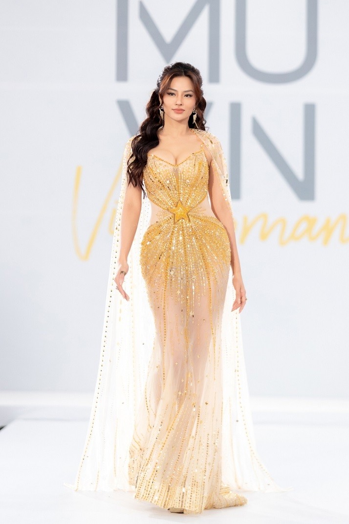 Siêu mẫu Vũ Thu Phương khoe dáng qua trang phục xuyên thấu do nhà thiết kế Nguyễn Minh Tuấn thực hiện.