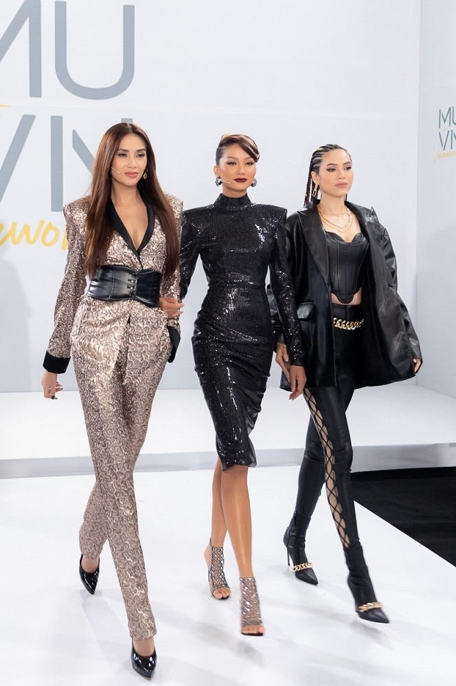 Võ Hoàng Yến, H'Hen Niê, Hoàng My (từ trái qua) đọ catwalk với nhau.