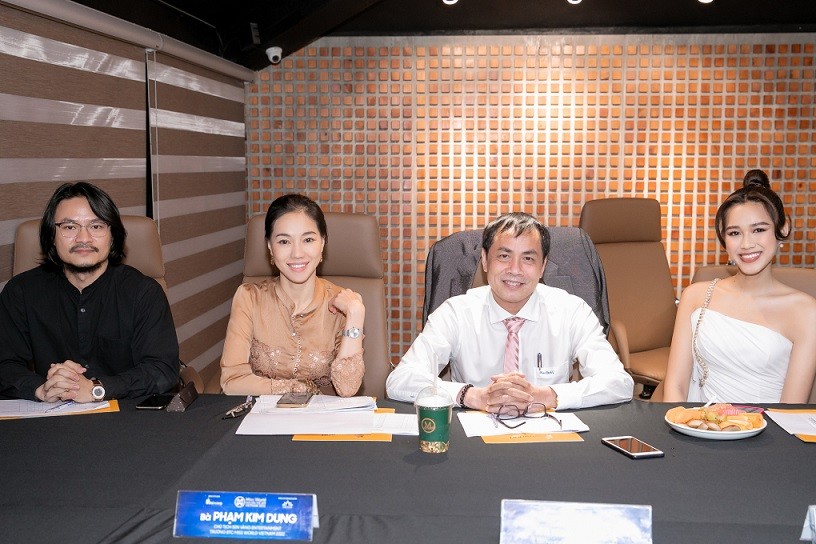 Đỗ Thị Hà (phải) đáp chuyến bay từ Côn Đảo về TP HCM, sau đó di chuyển đến địa điểm sơ khảo. Dù bận rộn lịch trình, cô muốn tới ủng hộ, chia sẻ kinh nghiệm cho thí sinh trước khi họ gặp ban giám khảo.