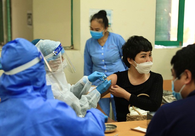 Hà Nội đẩy nhanh tiêm mũi 3 vaccine ngừa Covid-19. (Nguồn: TTXVN) Hà Nội đẩy nhanh tiêm mũi 3 vaccine ngừa Covid-19. (Nguồn: TTXVN)