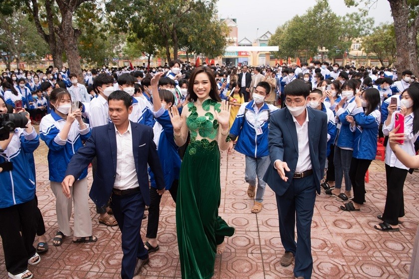 Đỗ Thị Hà trở về thăm quê sau thành tích Top 13 Miss World 2021