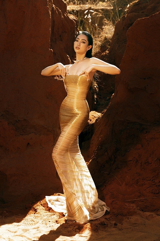 Lương Thùy Linh tuyệt đẹp trên đồi cát cùng