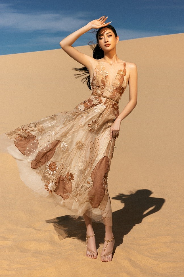 Lương Thùy Linh tuyệt đẹp trên đồi cát cùng