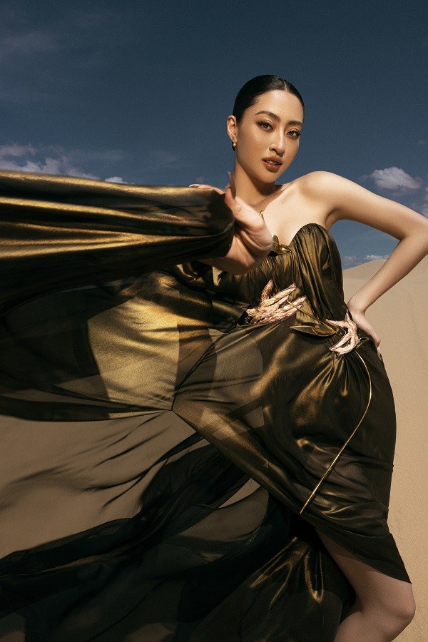 Lương Thùy Linh tuyệt đẹp trên đồi cát cùng