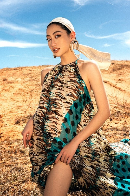 Lương Thùy Linh tuyệt đẹp trên đồi cát cùng