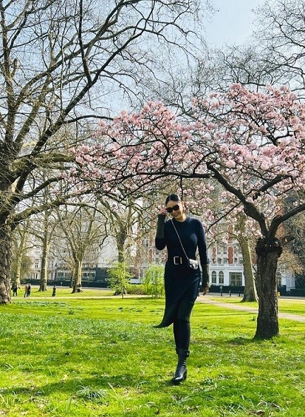 Hoa hậu Hà Kiều Anh ngắm hoa anh đào nở muộn ở London Hoa hậu Hà Kiều Anh ngắm hoa anh đào nở muộn ở London