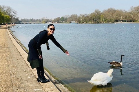 Hoa hậu Hà Kiều Anh ngắm hoa anh đào nở muộn ở London Hoa hậu Hà Kiều Anh ngắm hoa anh đào nở muộn ở London