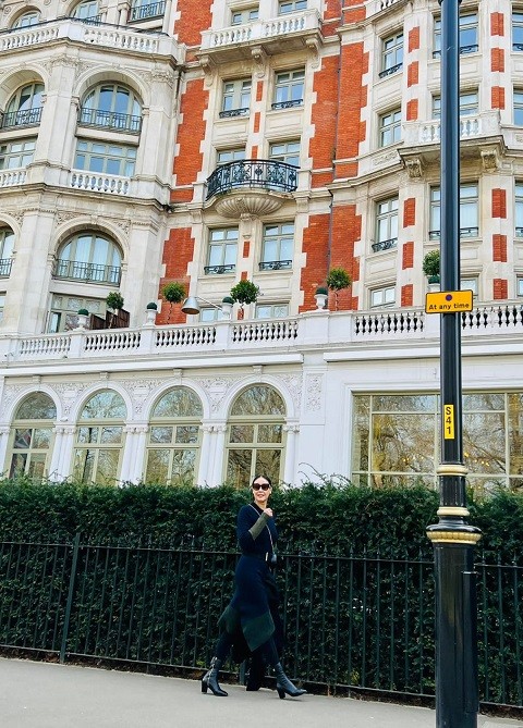 Hoa hậu Hà Kiều Anh ngắm hoa anh đào nở muộn ở London Hoa hậu Hà Kiều Anh ngắm hoa anh đào nở muộn ở London