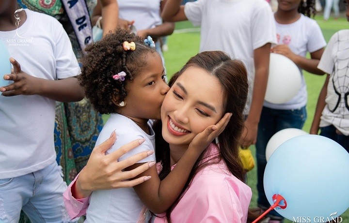 Tân Miss Grand International thăm trẻ em khuyết tật ở Nam Mỹ. Tân Miss Grand International thăm trẻ em khuyết tật ở Nam Mỹ.