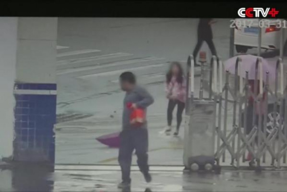 Cướp chạy trốn... thẳng vào đồn cảnh sát cuop chay tron thang vao don canh sat