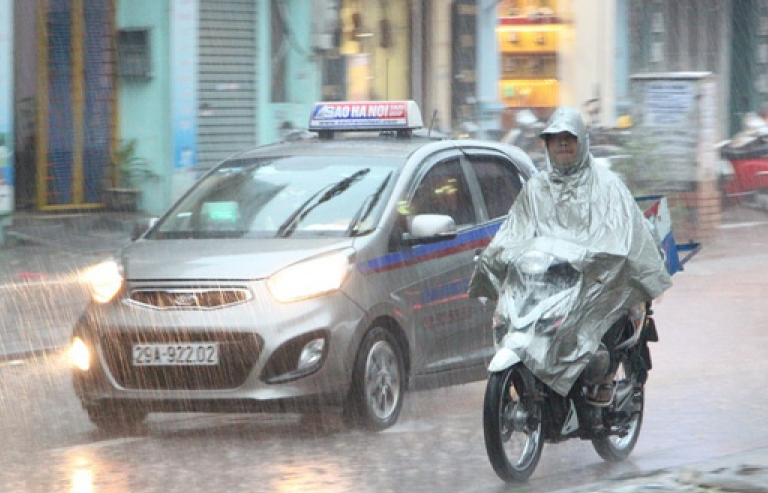 Không khí lạnh tràn về, Hà Nội mưa rào và dông
