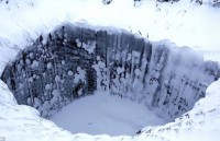 ho tu than nam giua ho nhu nuot chung moi vat xung quanh