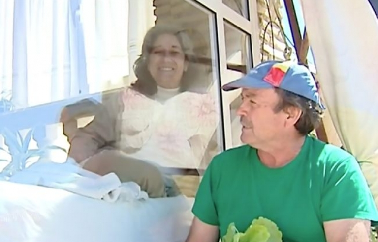 Mắc bệnh lạ, người phụ nữ sống trong lồng kính suốt 13 năm