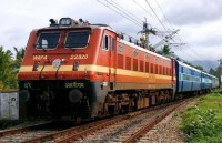 doc la tuyen duong sat duong cao toc chay xuyen thung qua toa nha