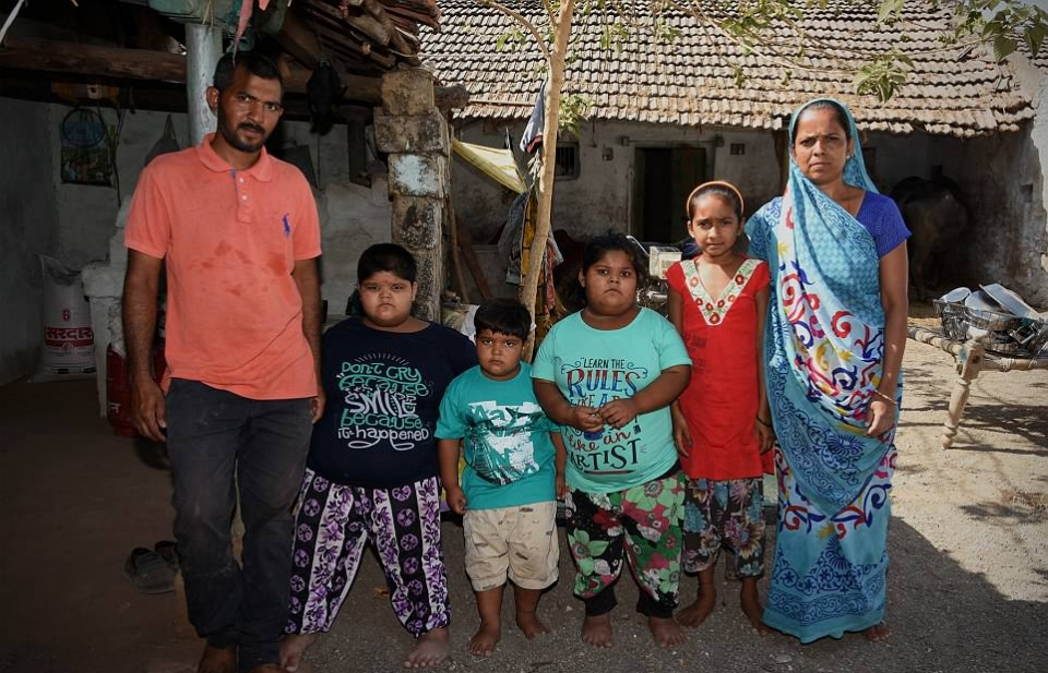 "Giải cứu" cặp chị em không thở nổi vì béo