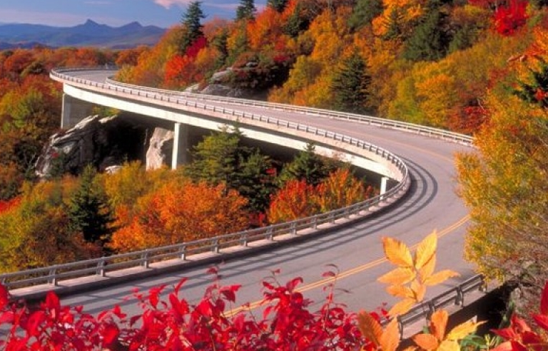 "Phượt" qua những cung đường đẹp nhất thế giới