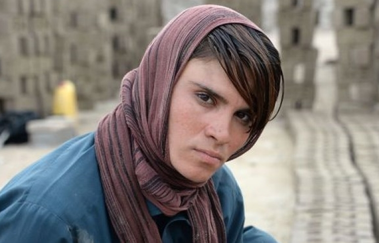 Cô gái Afghanistan bị bố mẹ bắt làm con trai suốt 18 năm