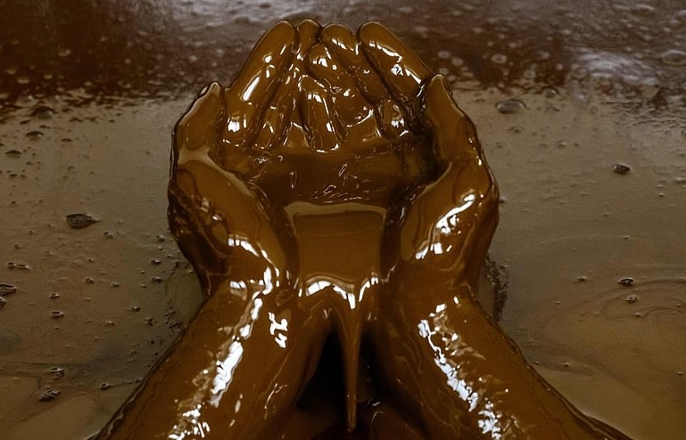 Azerbaijan: Tắm bằng dầu thô để thư giãn và trị bệnh