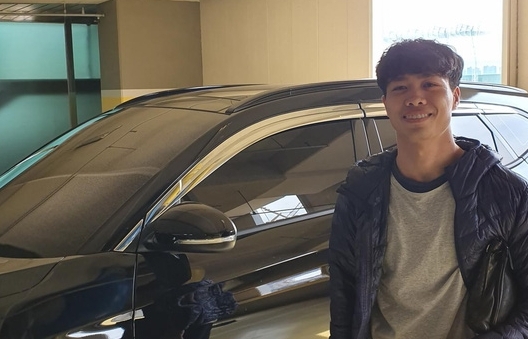 Công Phượng khoe xế hộp ở Hàn Quốc