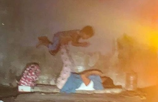 Khoảnh khắc mẹ con vô gia cư chơi đùa khiến dân mạng hiểu về hạnh phúc đích thực