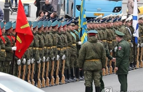 Chủ tịch Kim Jong-un được Nga đón tiếp bằng thảm đỏ, bánh mì và muối