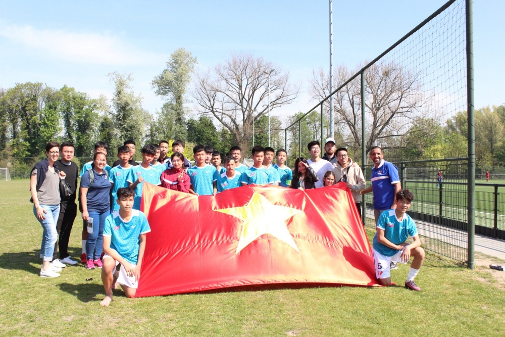 dai su viet nam tai ha lan tham dong vien doi tuyen tre u15 pvf