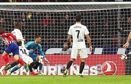 Atletico đánh bại Valencia, Barcelona chậm ngày đăng quang La Liga